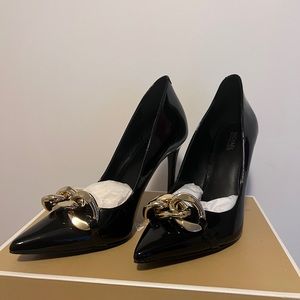 Michael Kors Size 8M, Scarlett Pointed-Toe Chain Pumps 8M Black & Gold